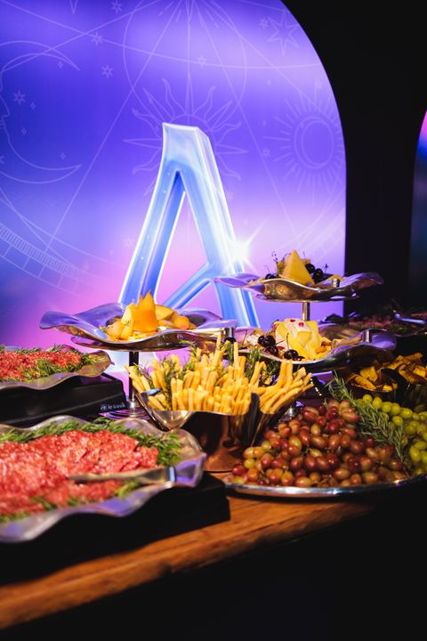 Mesa de gastronomia com a letra A iluminada
