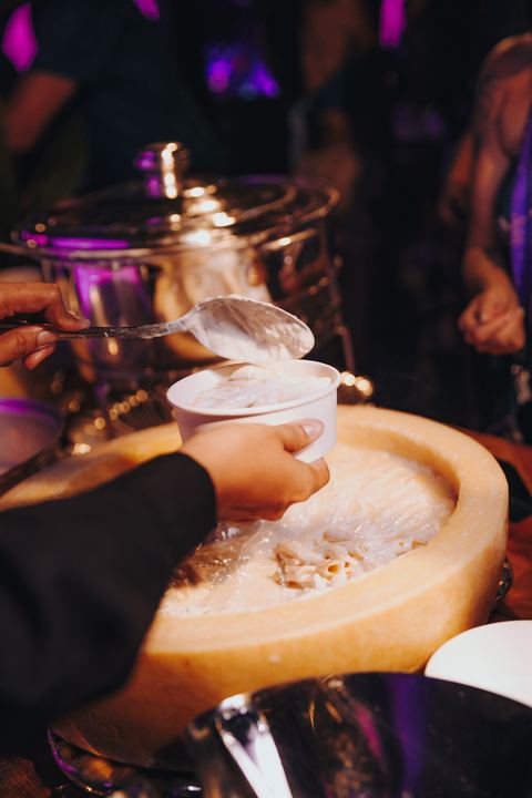 Massa servida na roda de parmesão