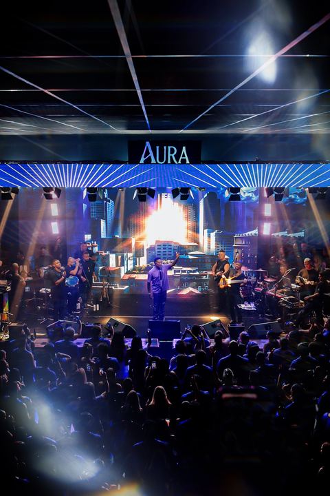 Palco do Aura com luz azul