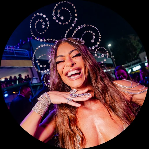 Convidada sorrindo no Camarote AURA, com adereço de cristais na cabeça