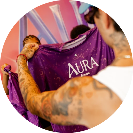 Convidados com a camiseta roxa do AURA no Meeting Point